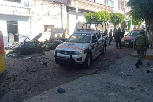 Balean patrulla en Villa Guerrero; balas alcanzan auto con pirotecnia y ¡explotó!